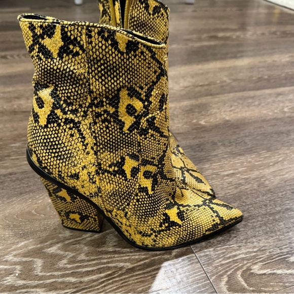 Steve Madden Rarely Yellow Snakeskin Pattern Ankle Booties - Picture 3 of 8
